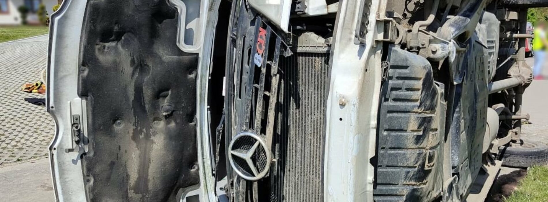 Mercedesem uderzył w betonowy przepust