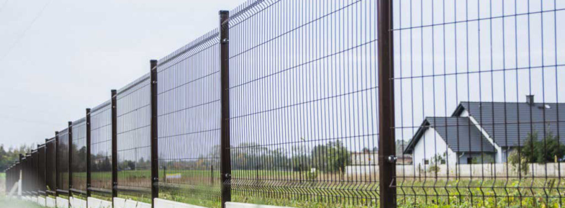 Porównanie ogrodzeń panelowych z siatką i ogrodzeniem betonowym – co wybrać?