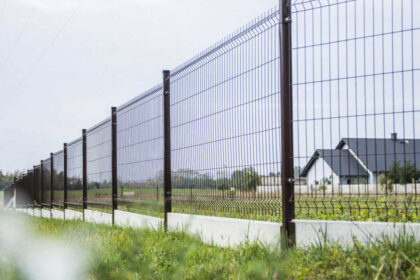 Porównanie ogrodzeń panelowych z siatką i ogrodzeniem betonowym – co wybrać?