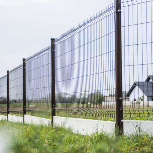 Porównanie ogrodzeń panelowych z siatką i ogrodzeniem betonowym – co wybrać?